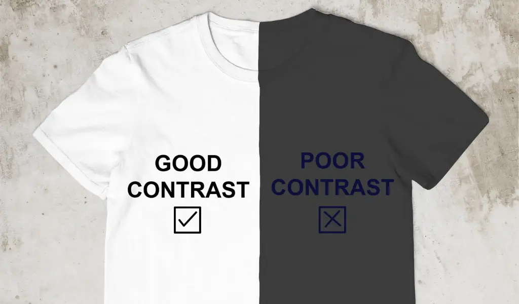 Ejemplo de camisetas mostrando buen contraste (texto negro sobre fondo blanco) y mal contraste (texto azul oscuro sobre fondo gris.